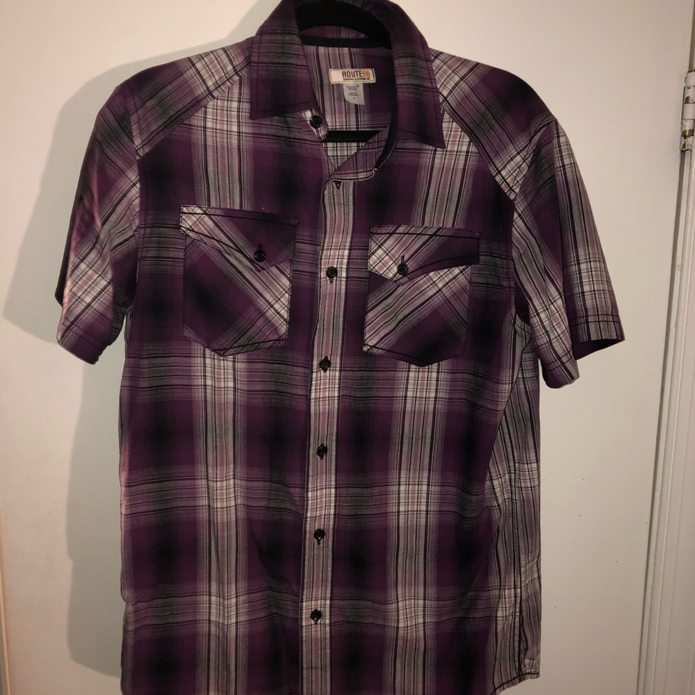 Men’s plaid print short sleeve button down shirt.